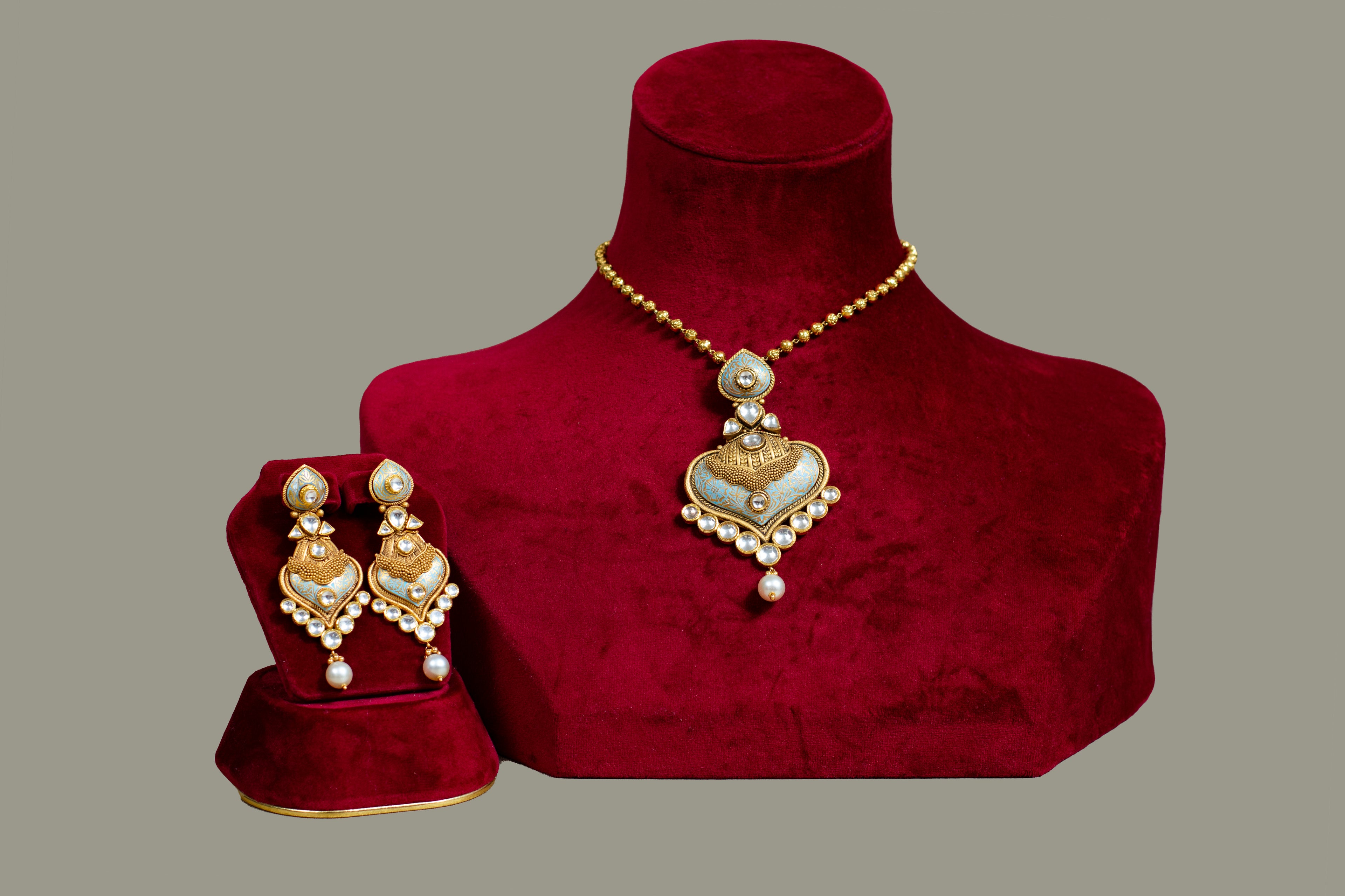 Saudrya Gold Kundan Necklace